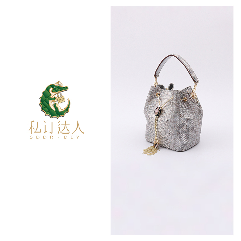 私订达人2025年春夏新款女士真皮百搭时尚蛇皮水桶包