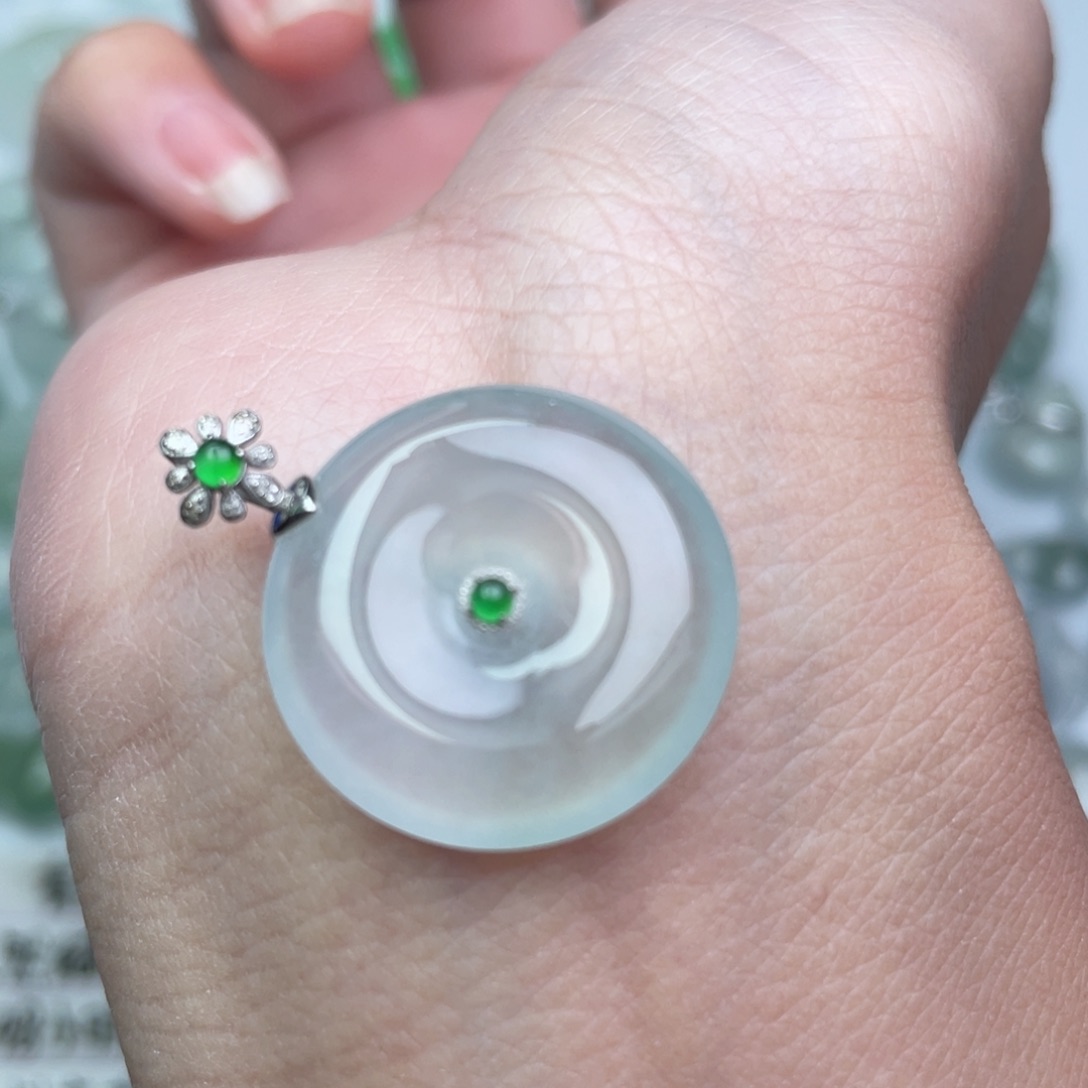 翡翠18K金镶嵌颈饰