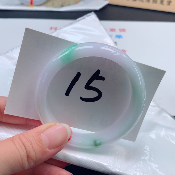 翡翠手镯未镶嵌冰