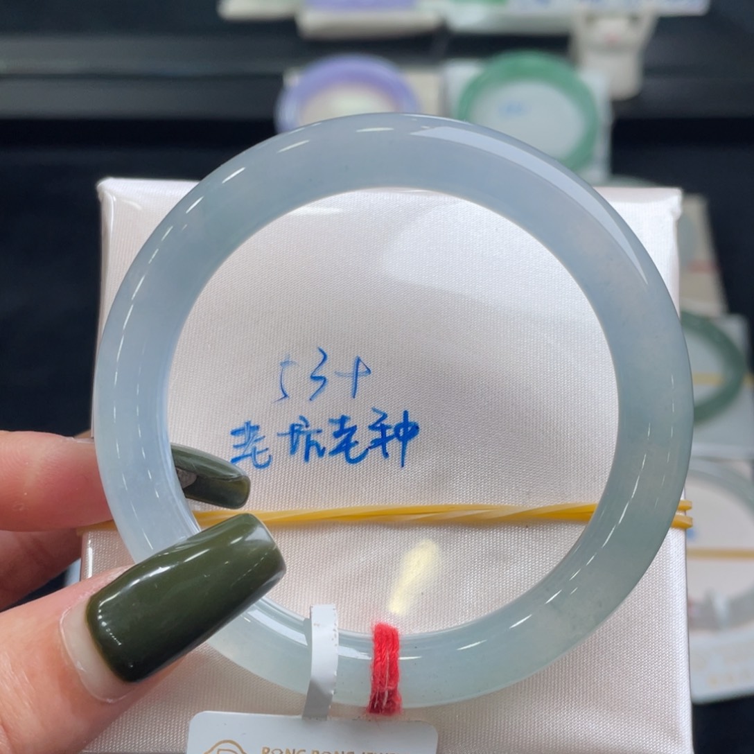 翡翠手镯未镶嵌翡翠手镯