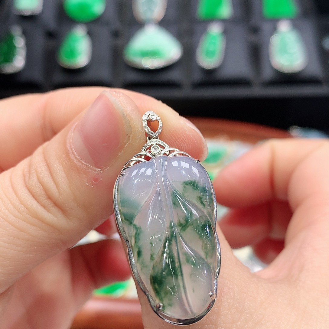 翡翠颈饰18K金镶嵌叶子