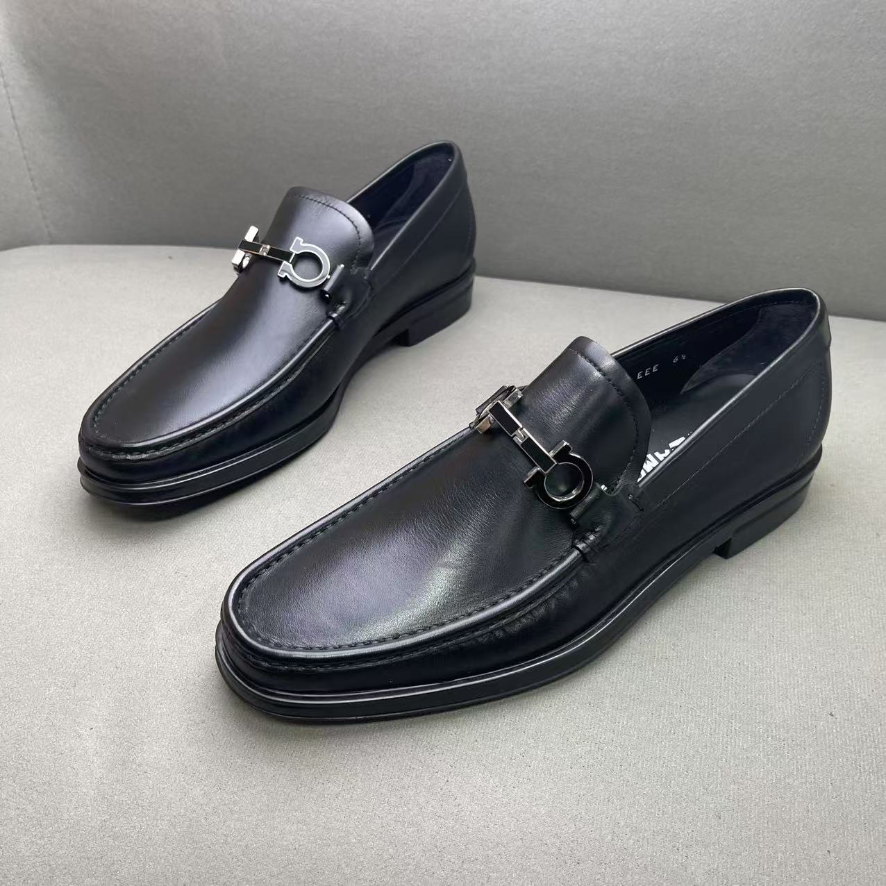 全新未使用 FERRAGAMO/菲拉格慕 黑色皮面马蹄扣时尚皮鞋 40.5码