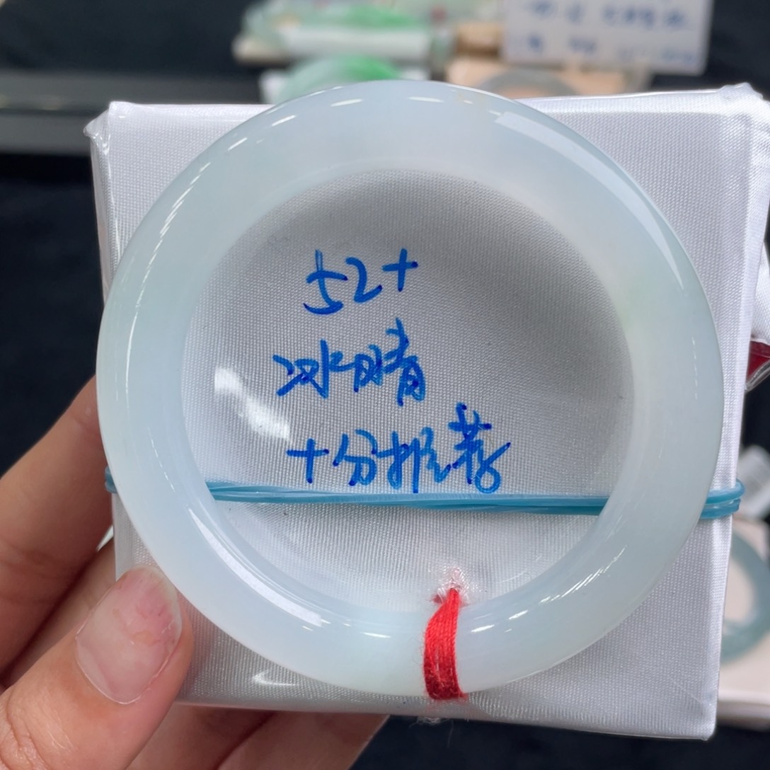 翡翠手镯未镶嵌翡翠手镯