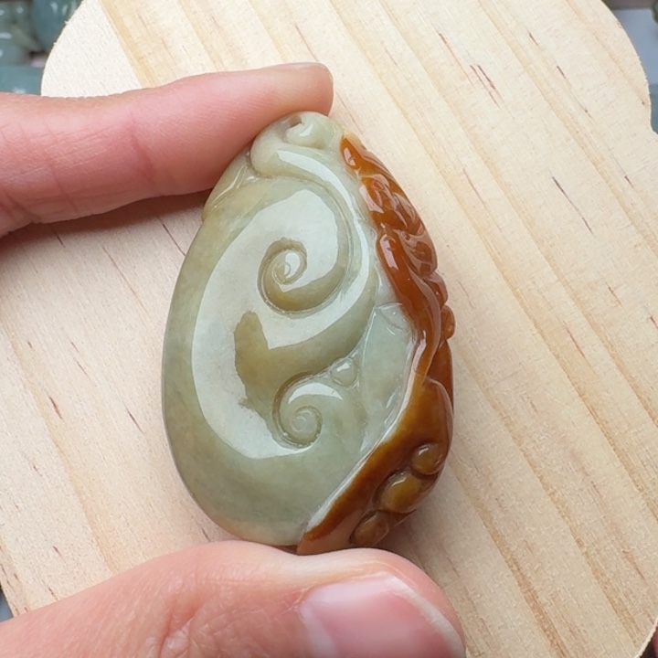 小***子翡翠未镶嵌颈饰如意