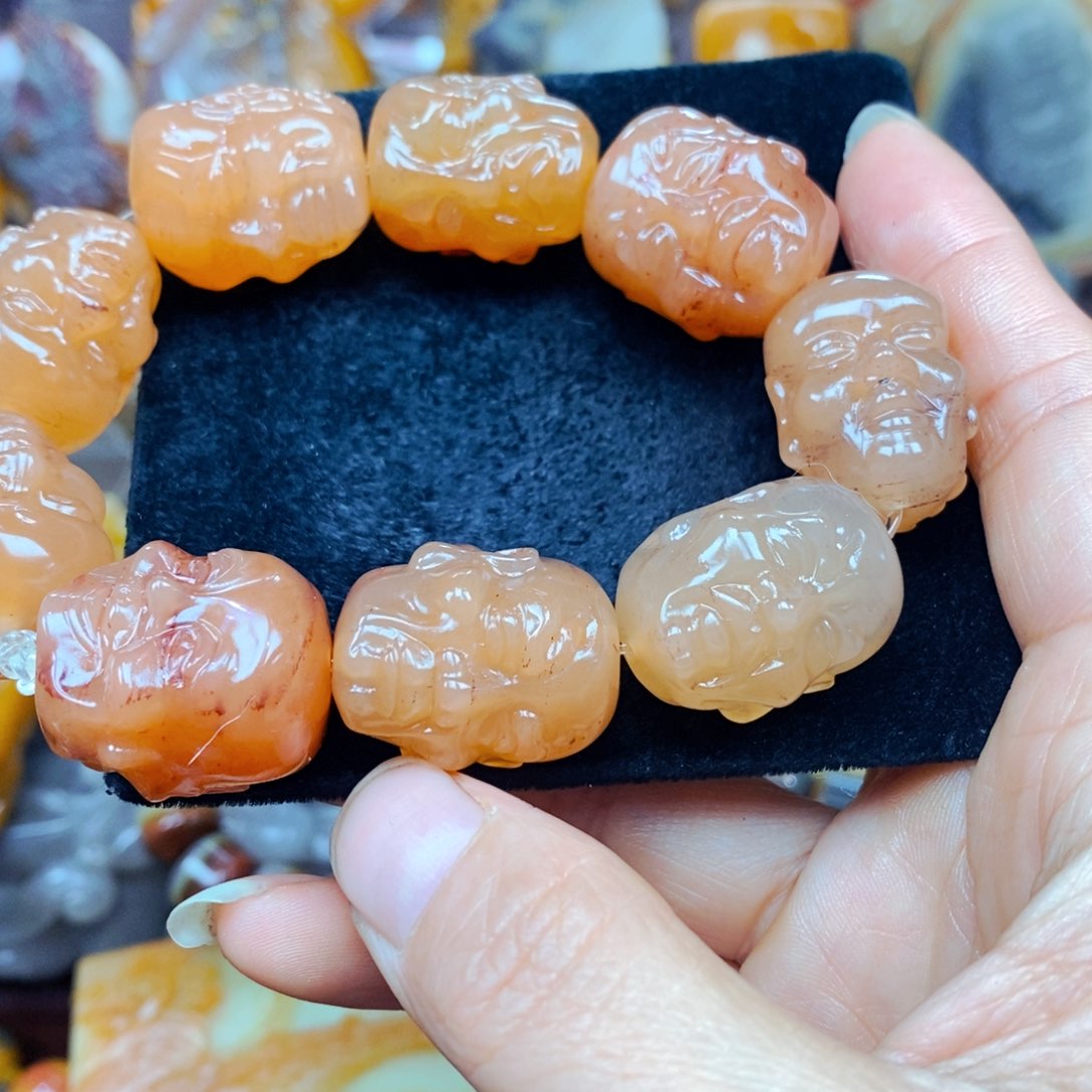 颈饰未镶嵌石英岩玉