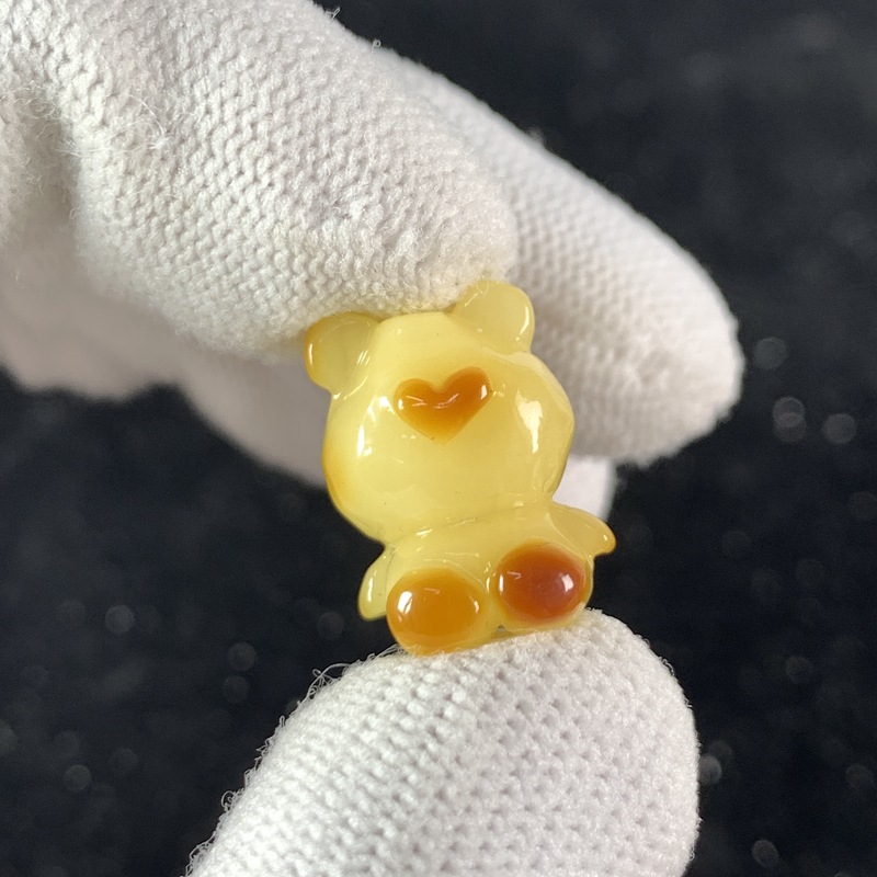 V1037保真原矿俄料尺寸18*13mm俏色蜜蜡雕刻小熊配饰支持复检