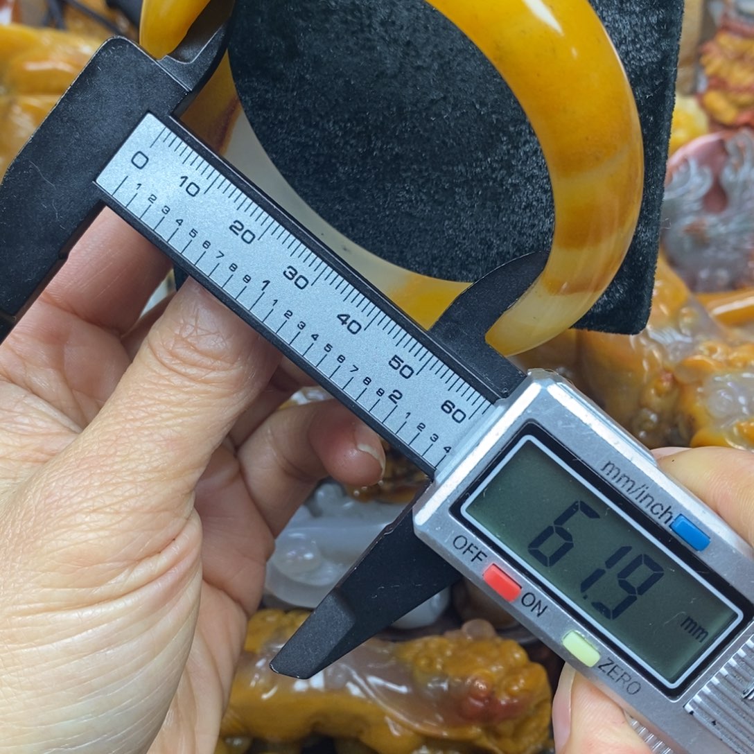 未镶嵌石英质玉（黄龙玉）颈饰