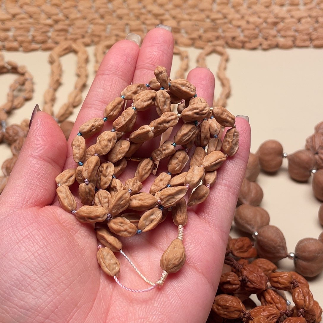 馍***）手串桃核异形脖挂