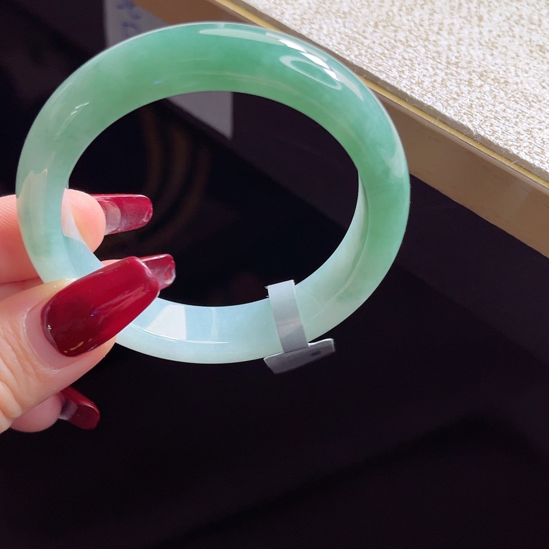 翡翠手镯未镶嵌手镯