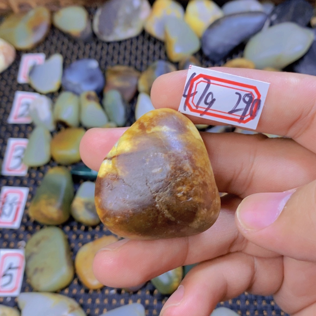 颈饰未镶嵌和田玉（糖玉）