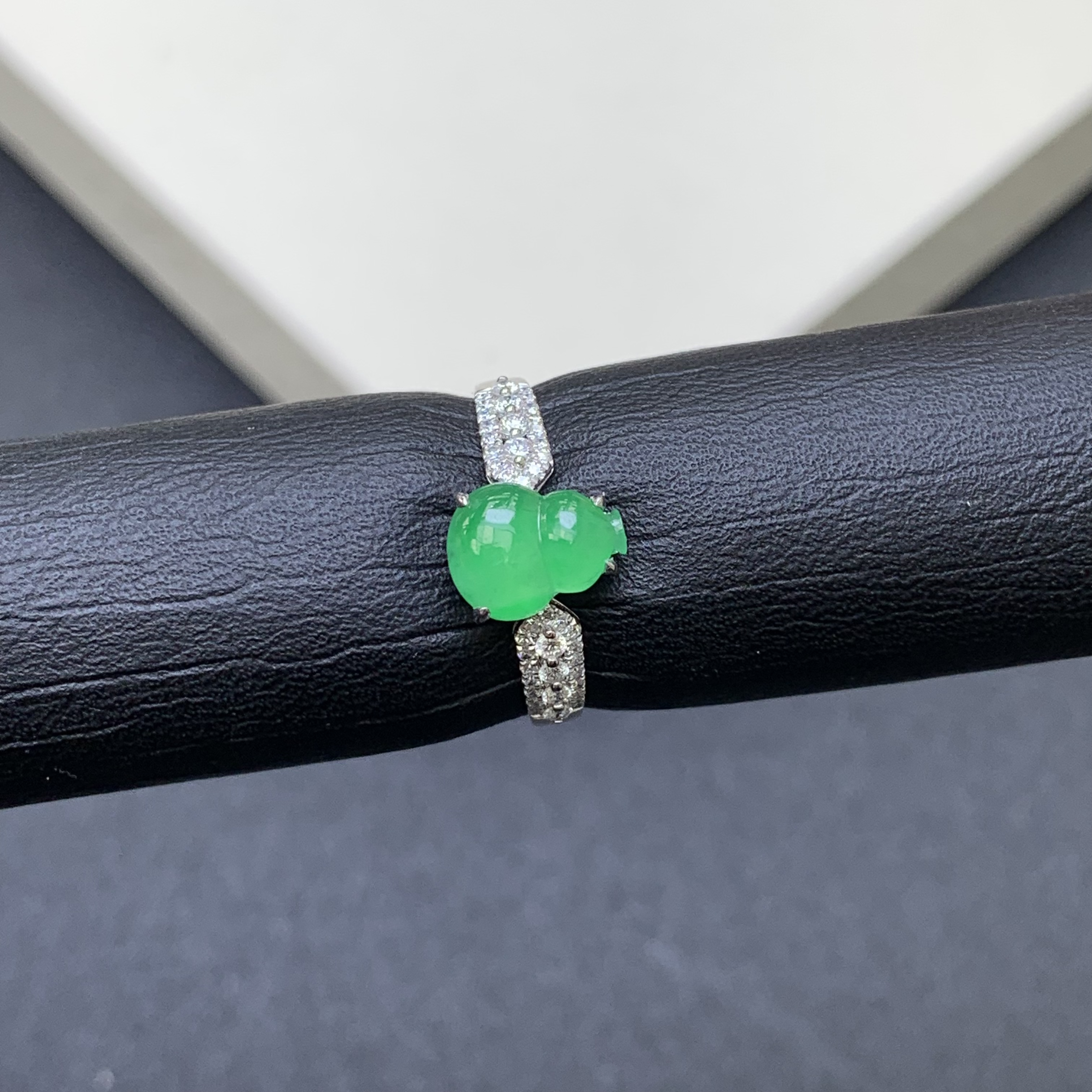 新品推荐·18K金冰阳绿葫芦缅A翡翠玉石戒指轻奢气质