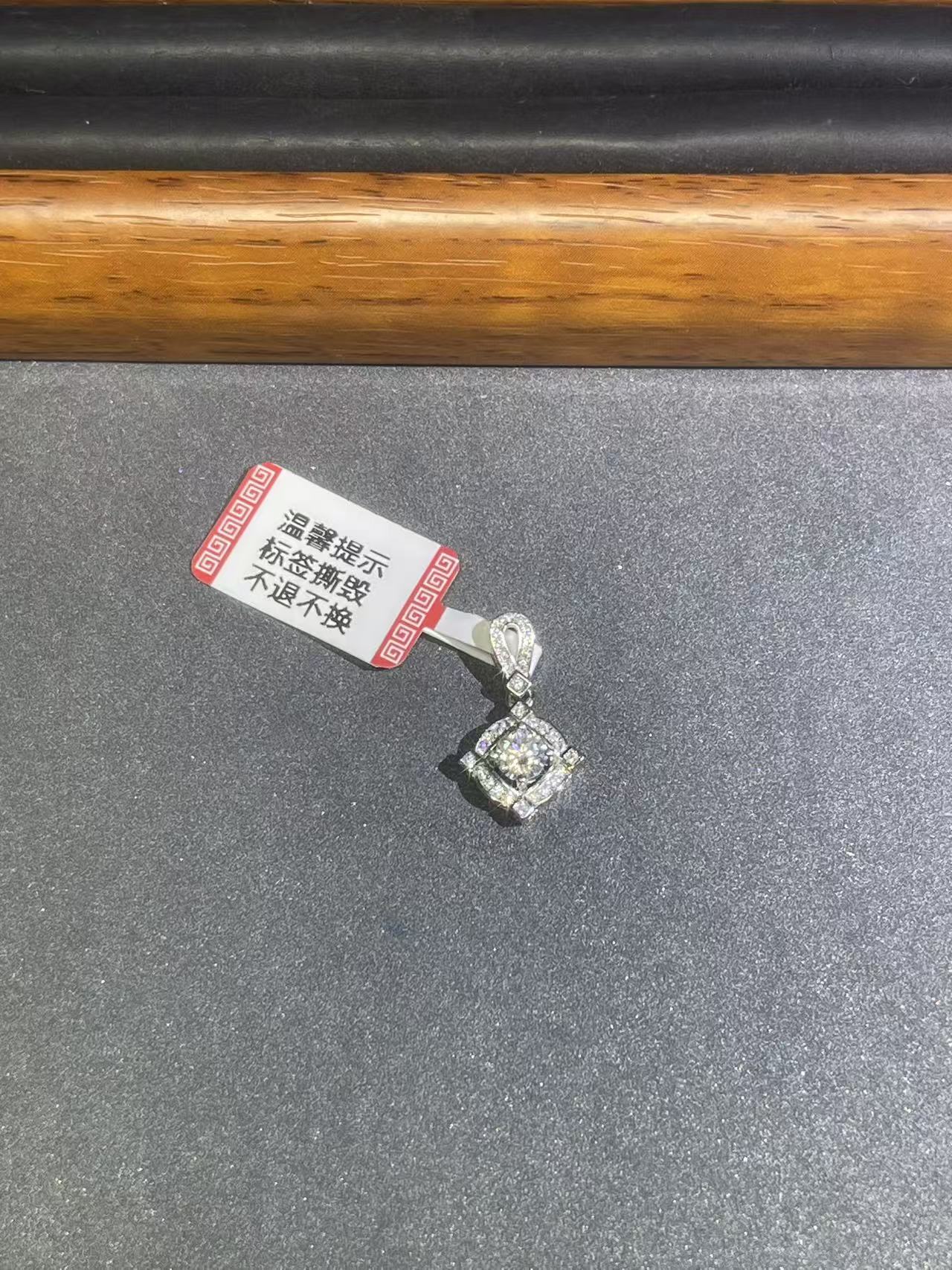 d149白色极光吊坠多样发