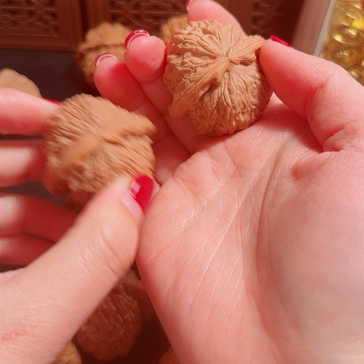 文玩核桃吊坠白狮子