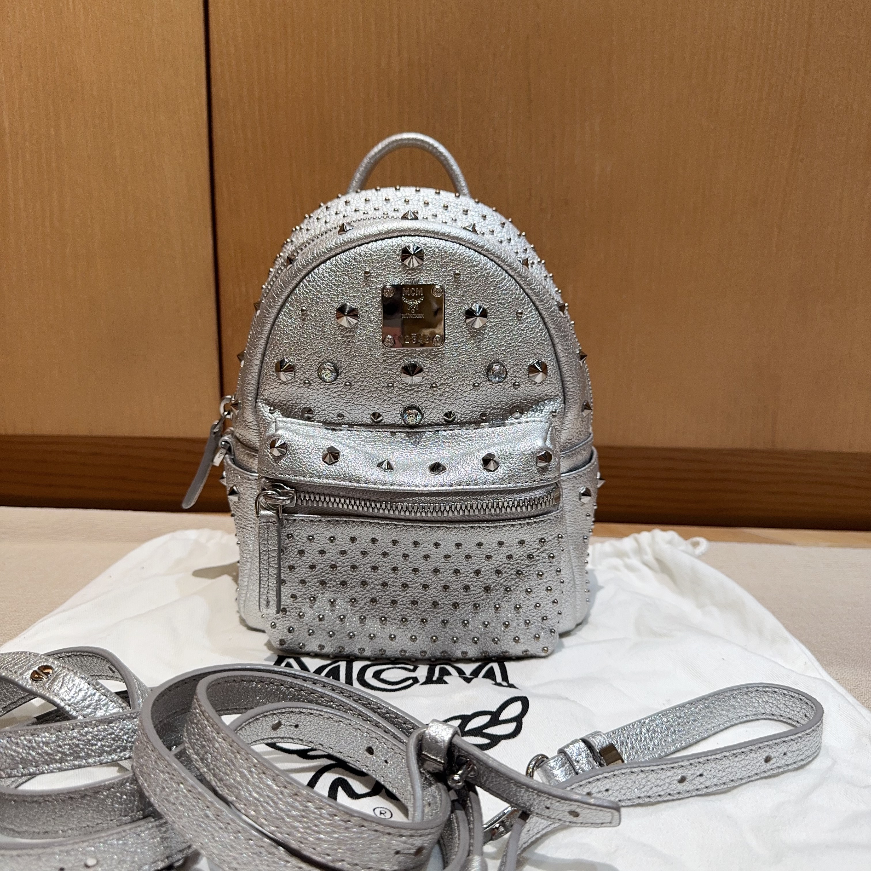 99新 MCM 银色mini双肩包 fgz010