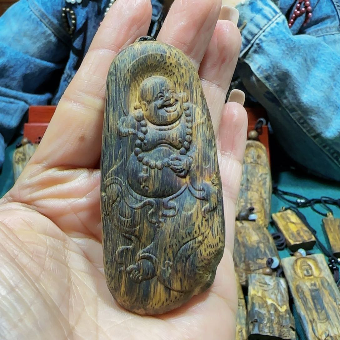 沉香吊坠海南白奇乌身老料雕刻佛公带绳15.5克