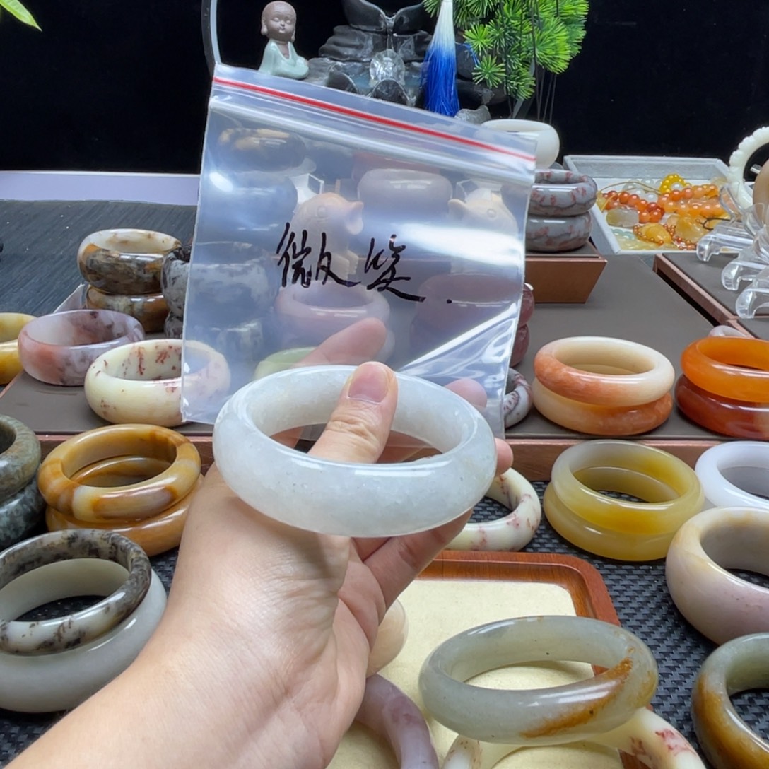 微***笑未镶嵌手镯石英质玉（佘太翠）