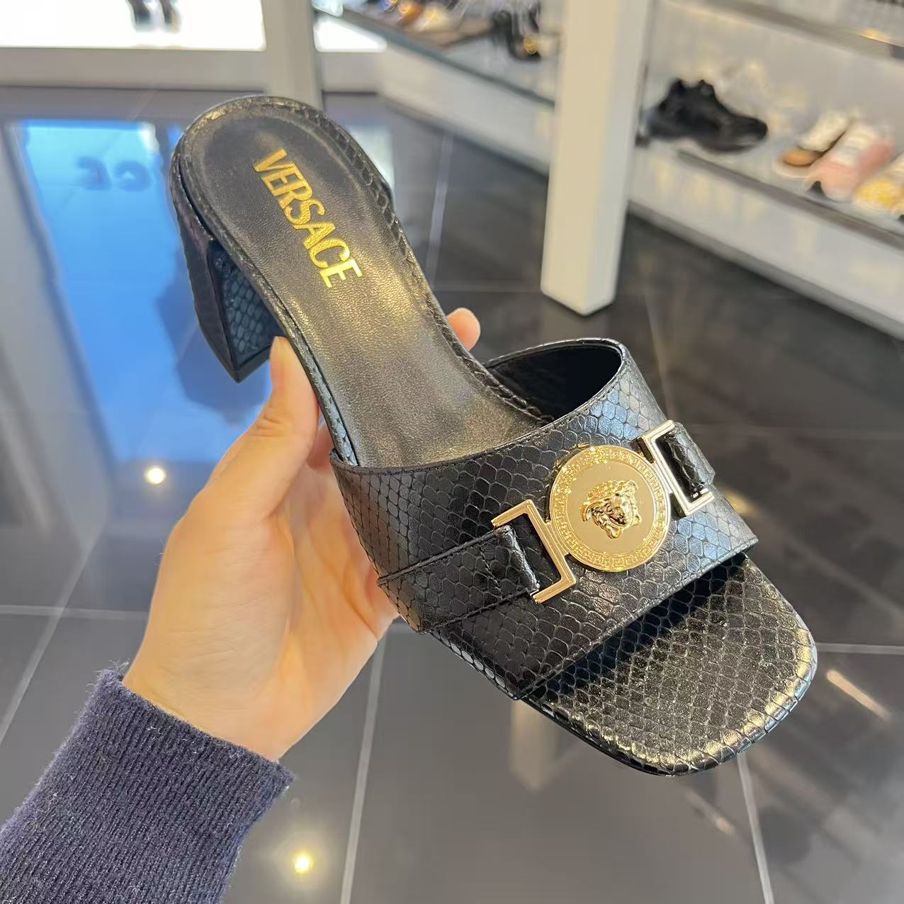 未使用 VERSACE/范思哲 女鞋美杜莎金扣蛇纹粗跟凉拖真皮