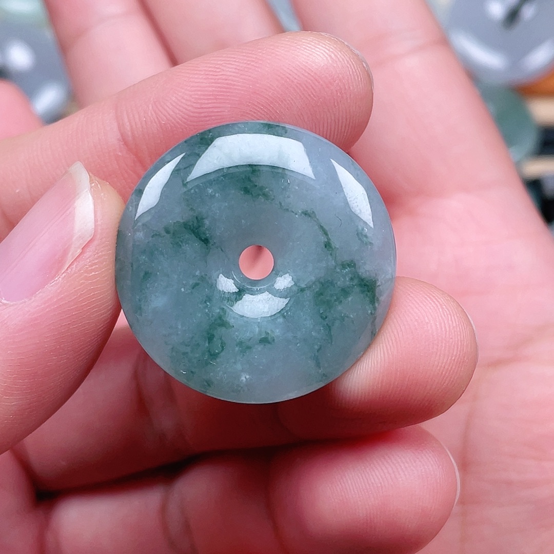 翡翠未镶嵌颈饰平安扣