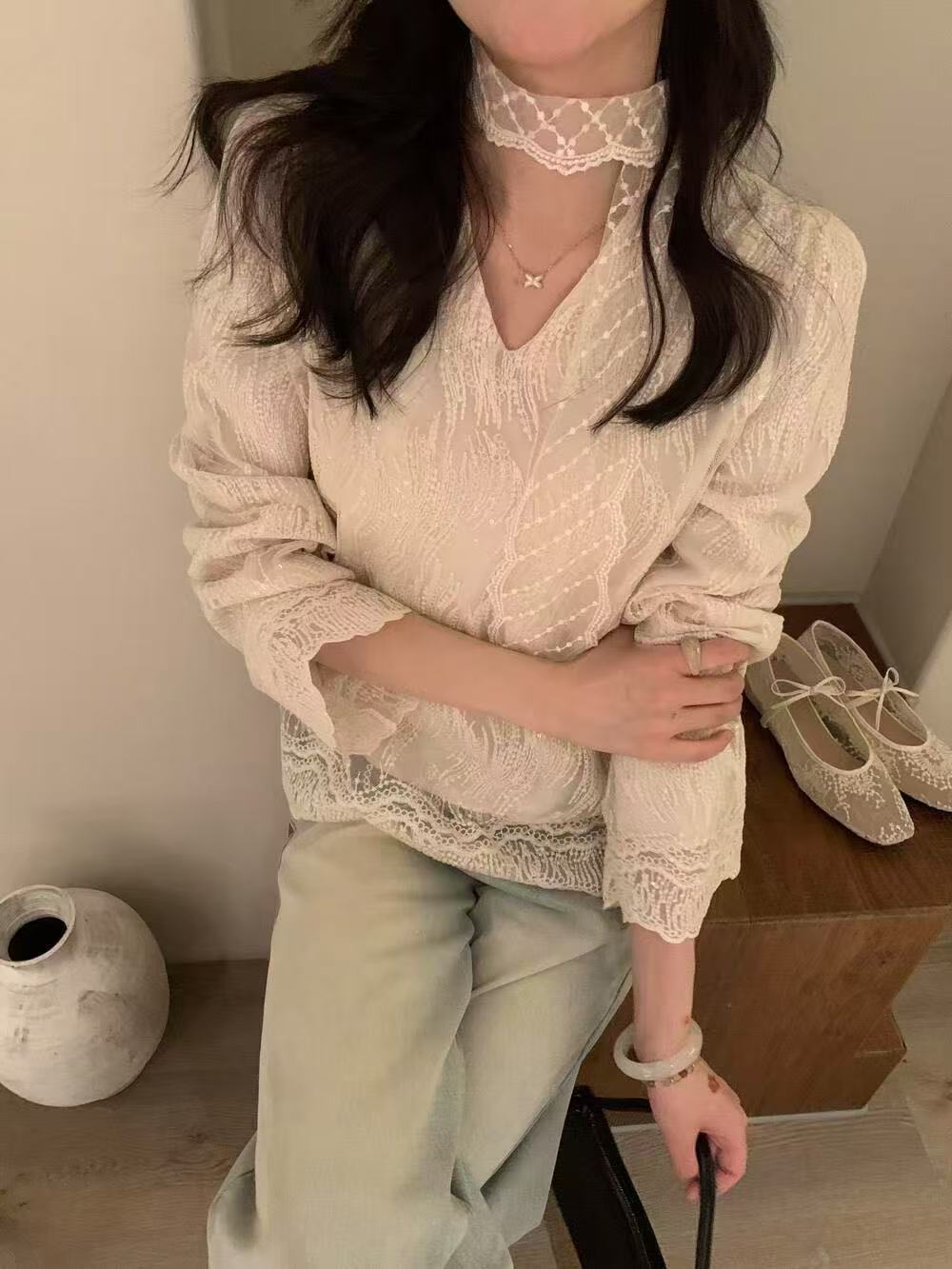 【文艺推荐】2519  新款高级感欧货蕾丝钩花镂空飘带长袖V领上衣