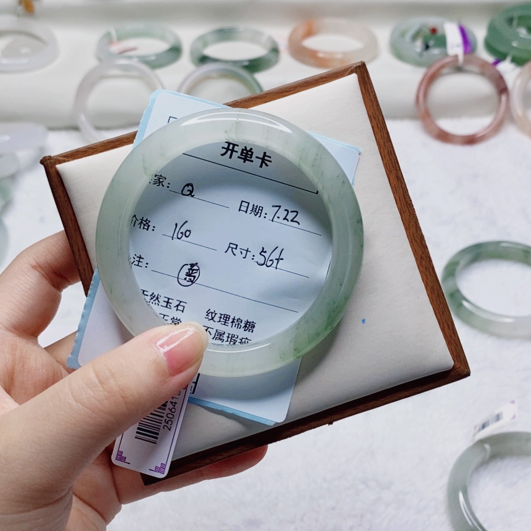 Q****石英质玉手镯未镶嵌