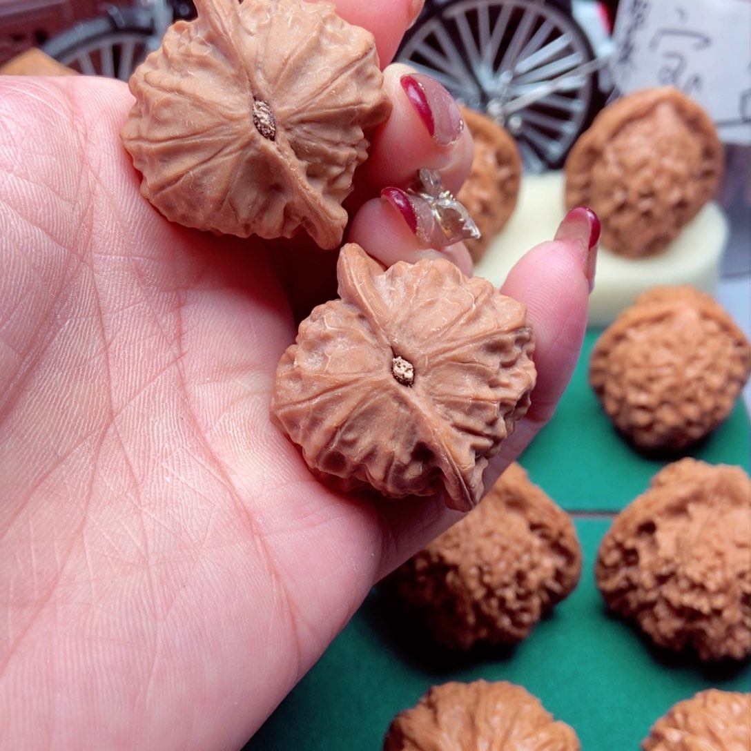 文玩核桃吊坠瓷娃娃全37