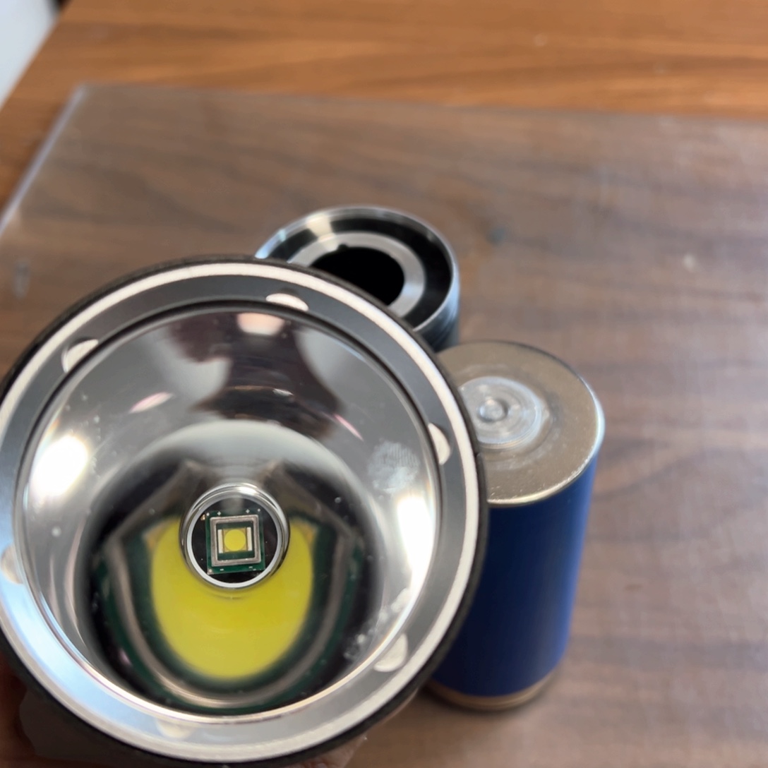 46950强光照射手电筒