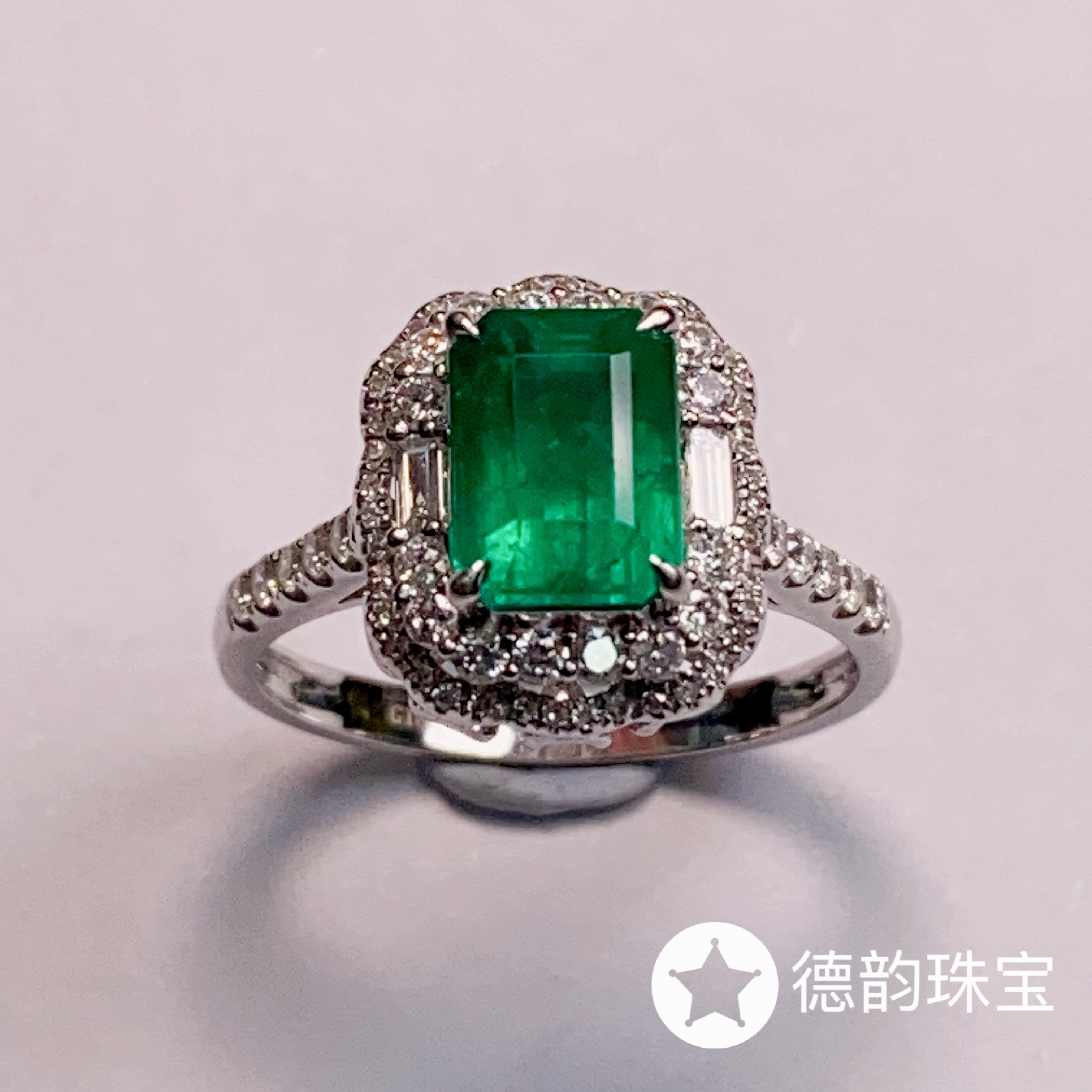 18K金镶嵌祖母绿戒指