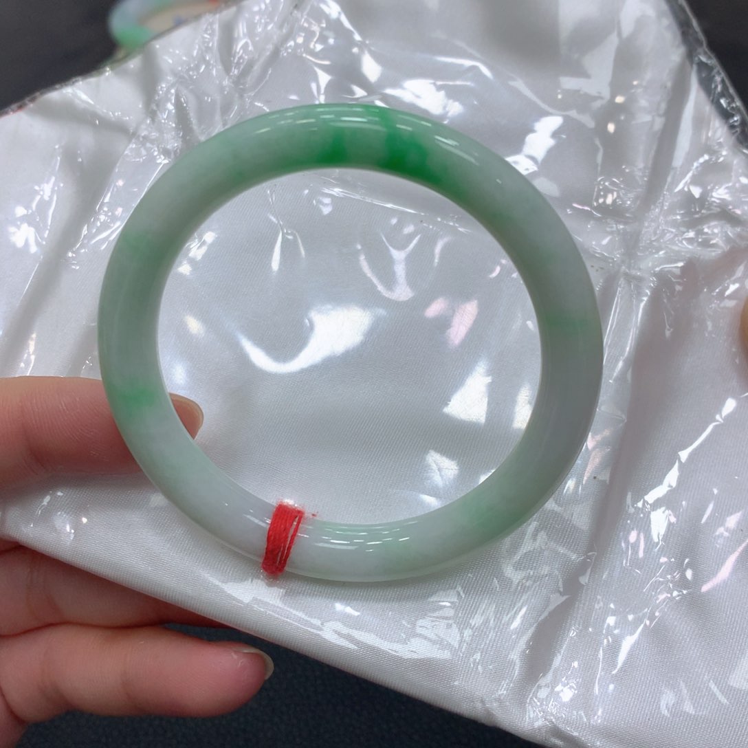 翡翠手镯未镶嵌翡翠