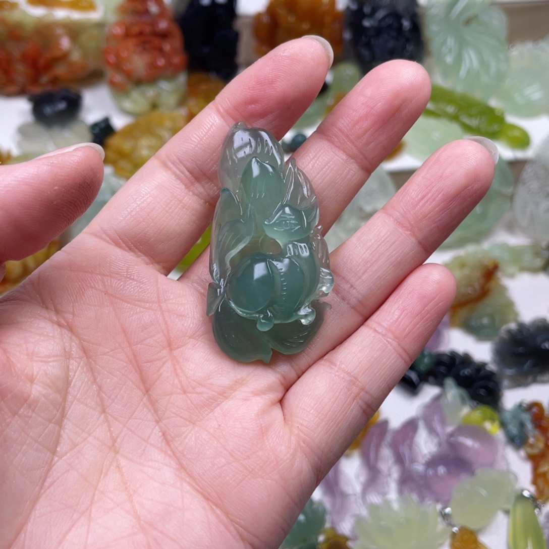 萌***仔蛇纹石玉未镶嵌颈饰