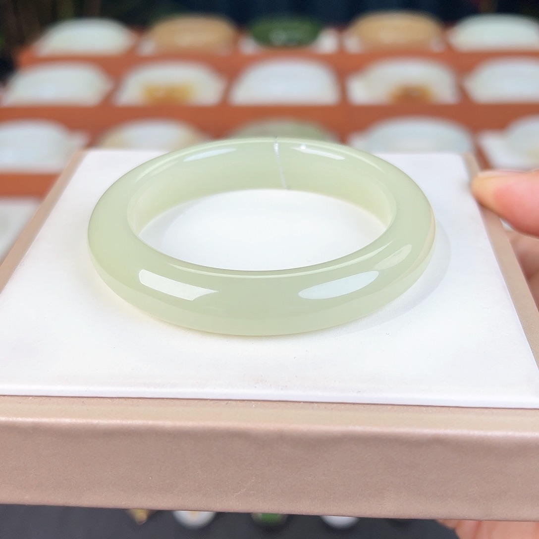 和田玉手镯未镶嵌和田玉蜂蜜水手镯