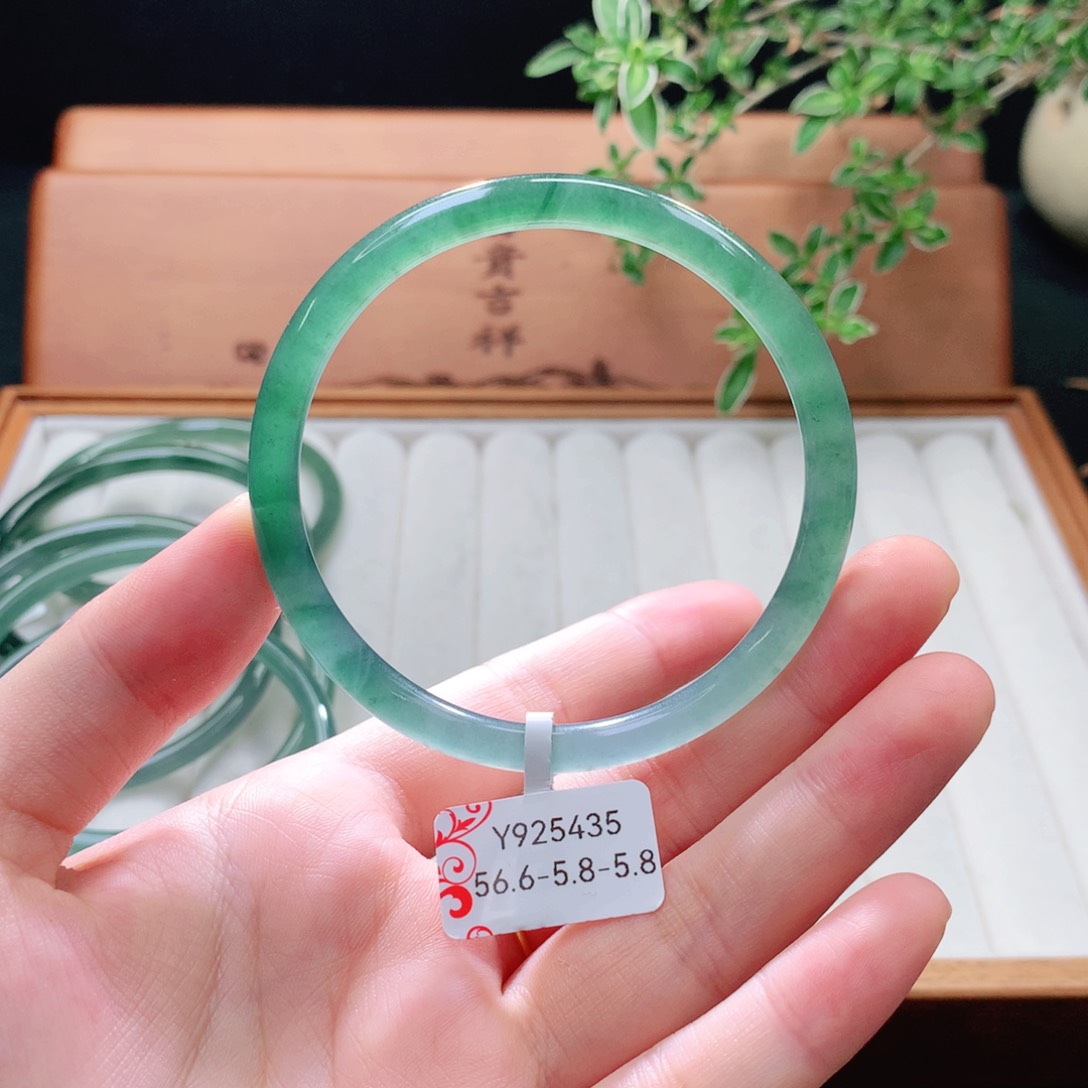 未镶嵌手镯（圆镯）翡翠