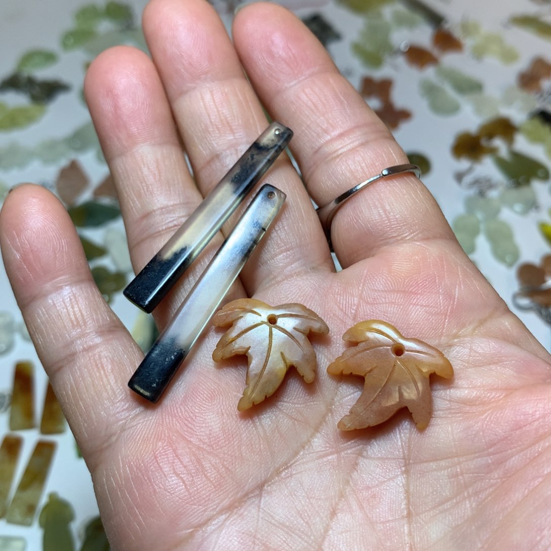 萨***亚蛇纹石玉未镶嵌耳环