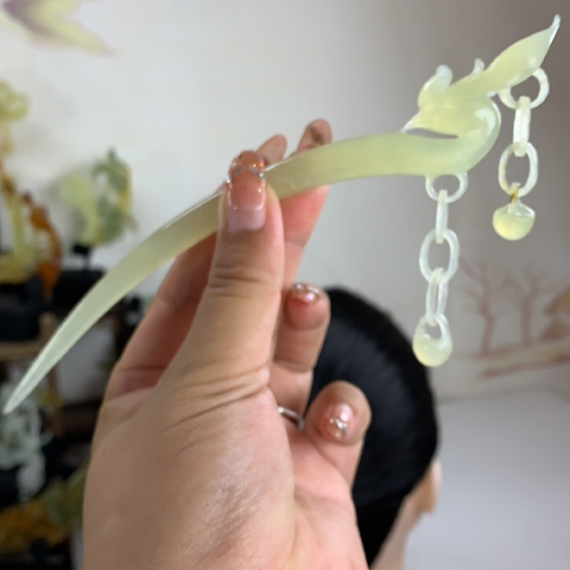 岫玉～凤头步摇发簪。料子细腻温润，雕刻立体灵动，簪长18入发13。