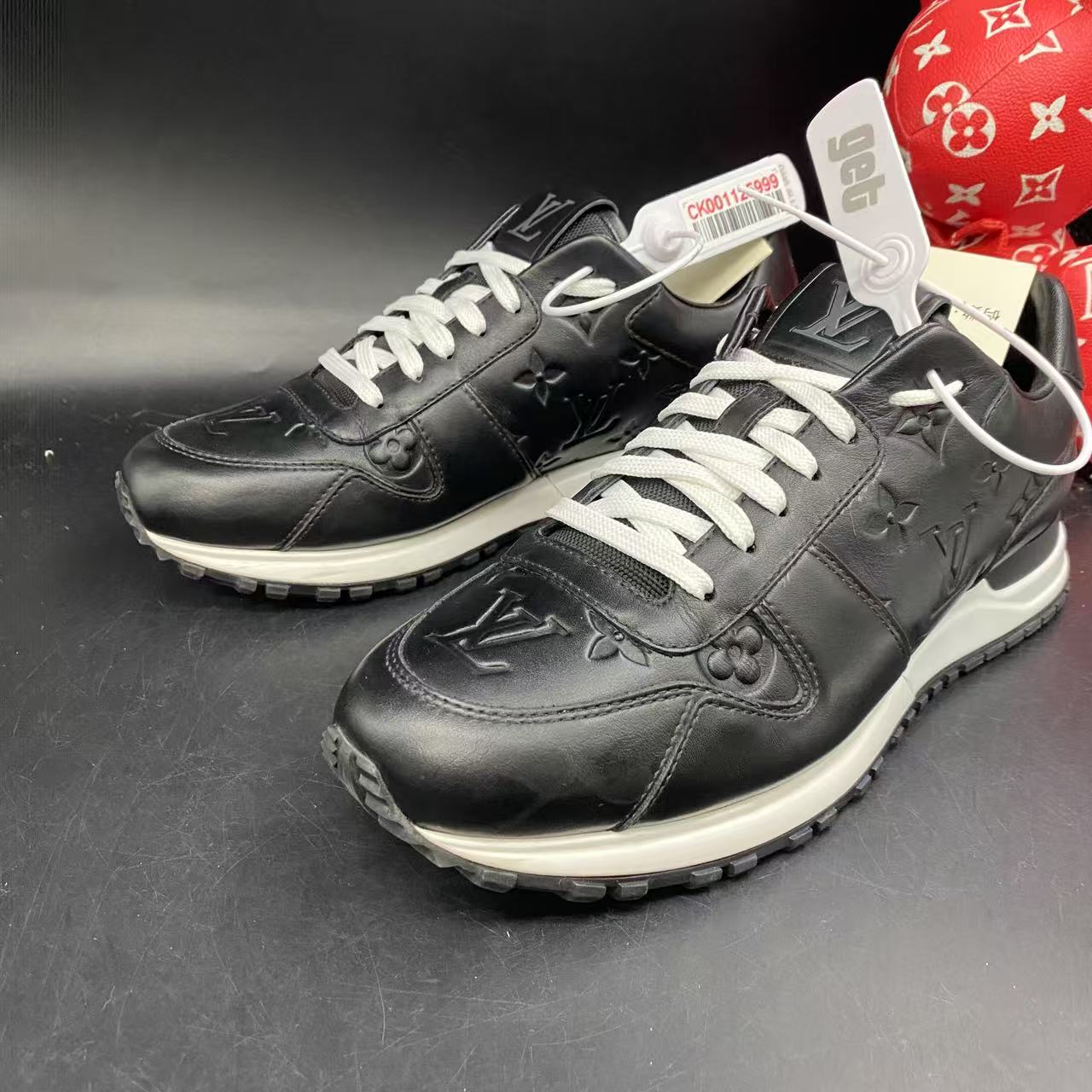 95新 LouisVuitton/路易威登 黑色压印老花运动鞋39.5欧码kke239
