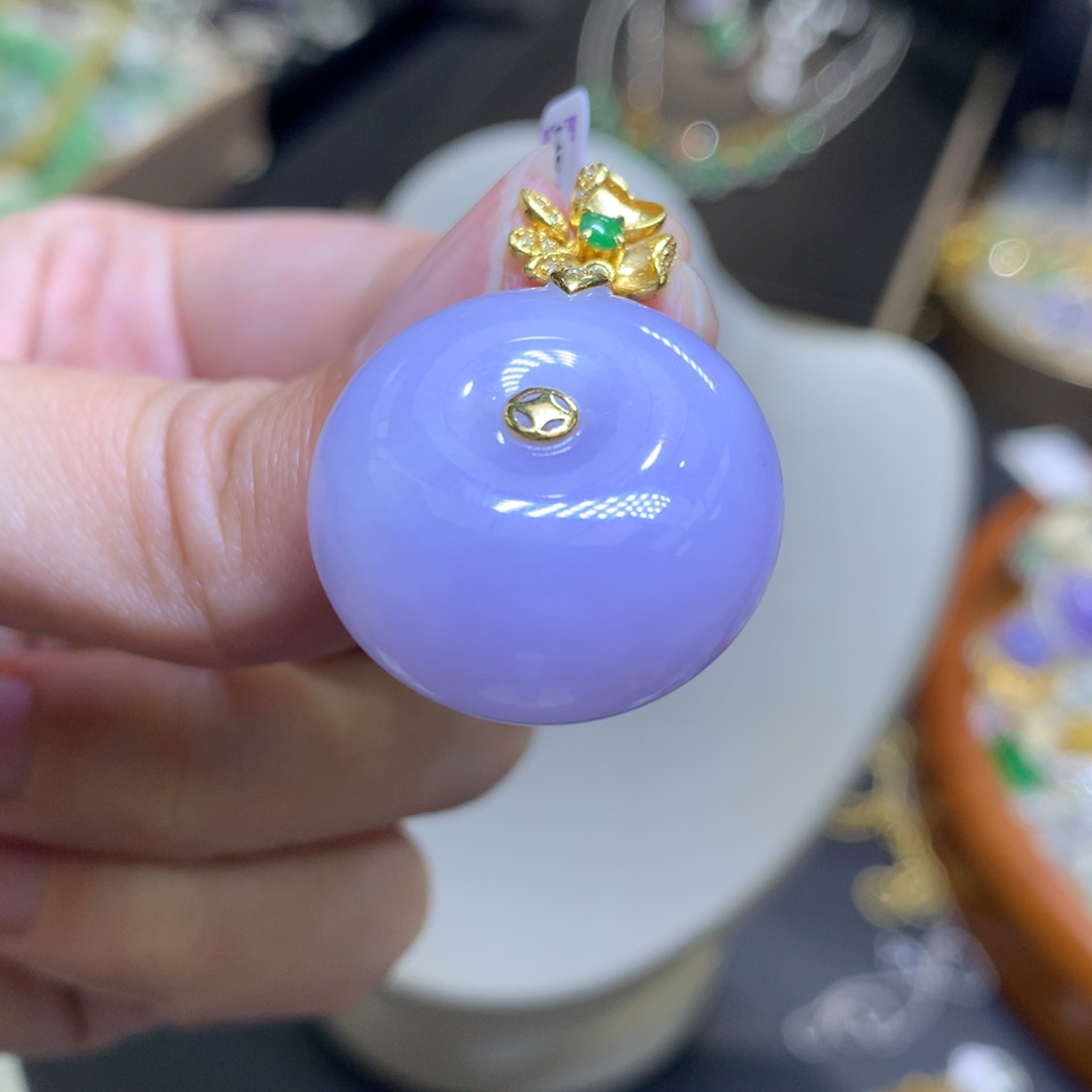 颈饰18K金镶嵌翡翠