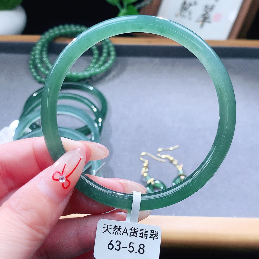 翡翠未镶嵌手镯（圆镯）