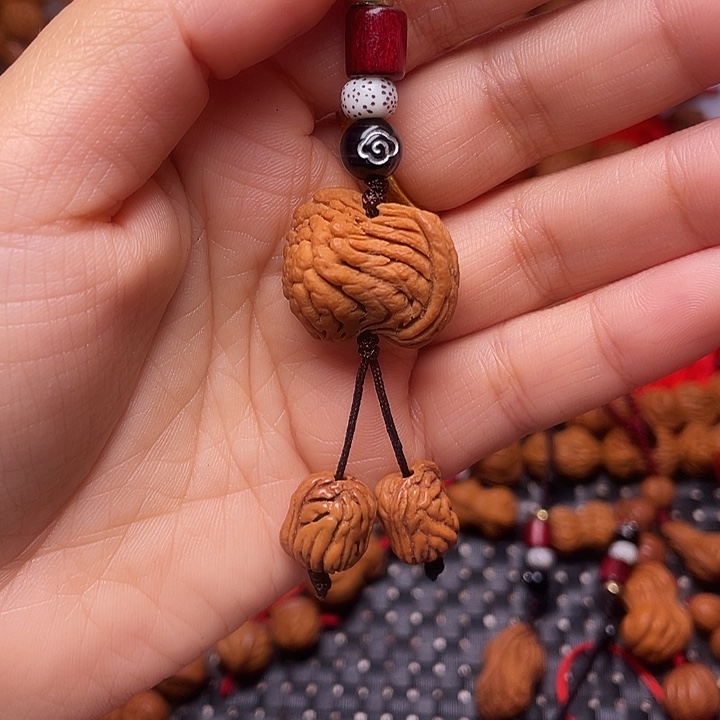 木质类龙纹桃枭挂件