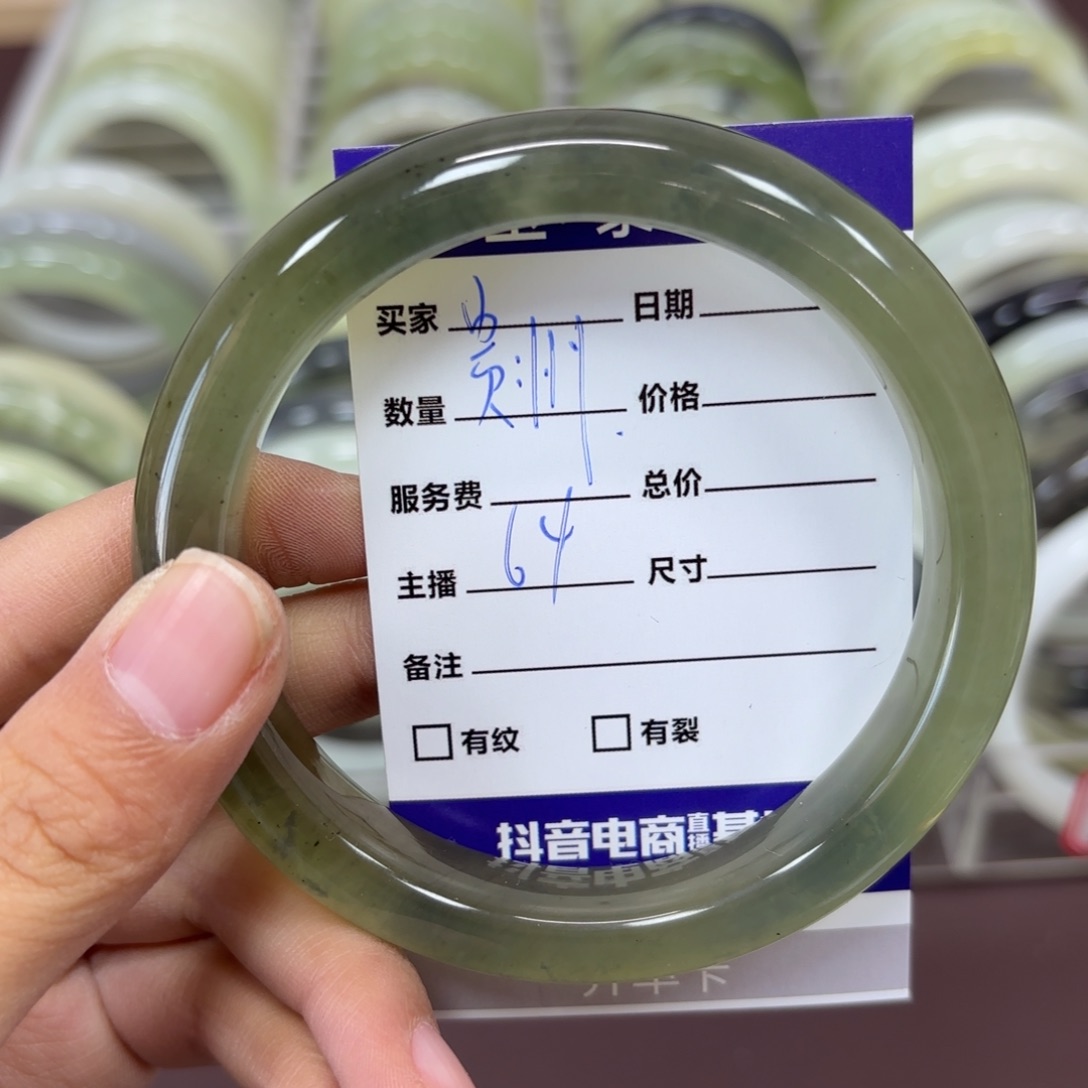 岫玉手镯未镶嵌贵***姐岫玉手镯