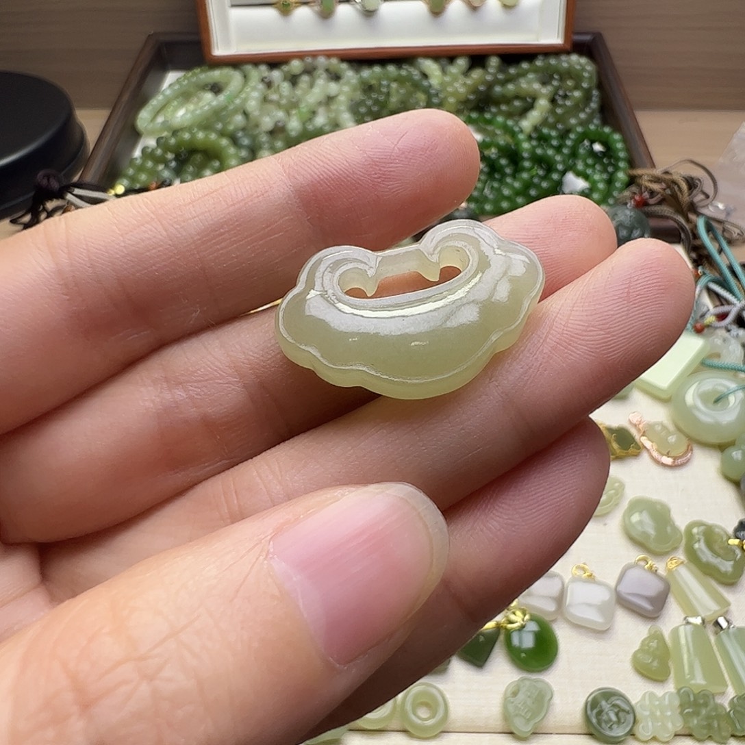 和田玉未镶嵌吊坠(赠链)