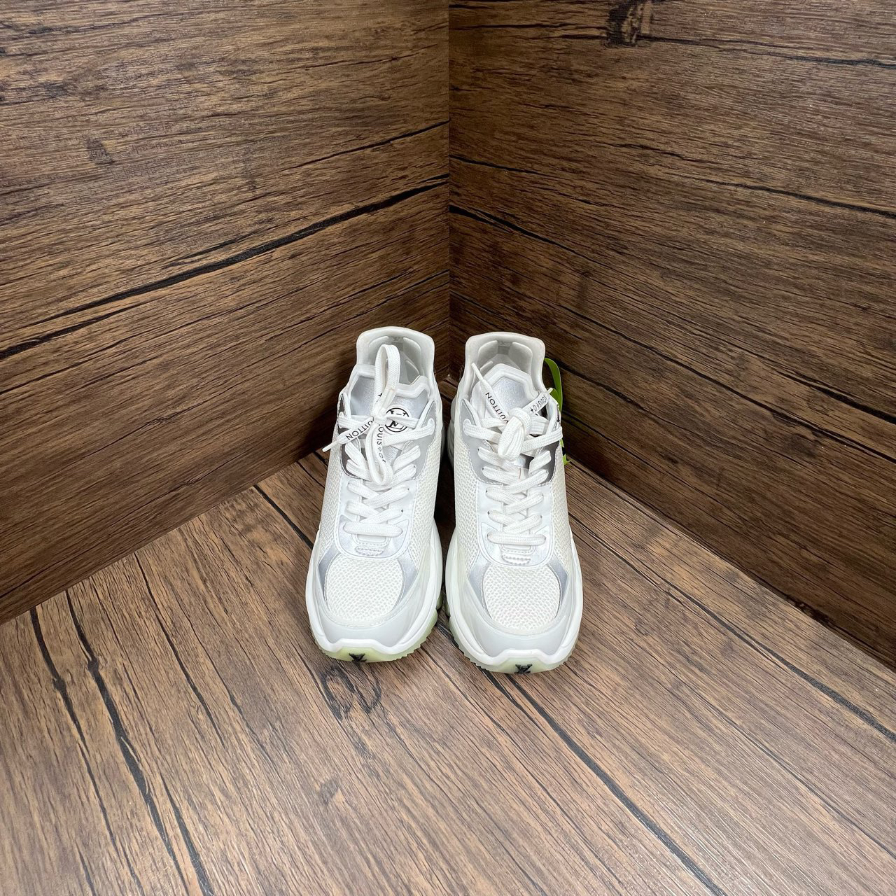 99新 LouisVuitton/路易威登 Run55 银白运动鞋 39码/原盒防尘袋