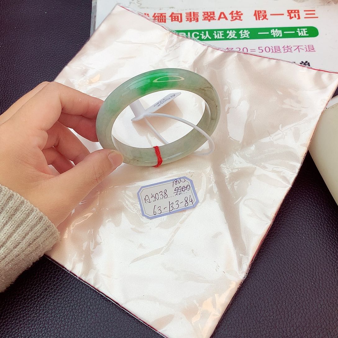 翡翠手镯未镶嵌翡翠