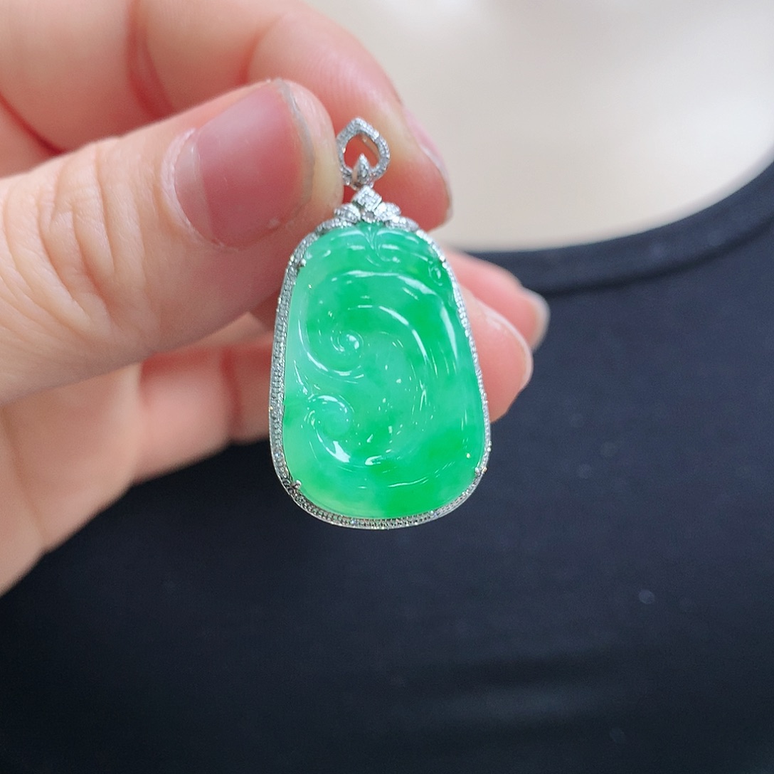 翡翠颈饰18K金镶嵌如意