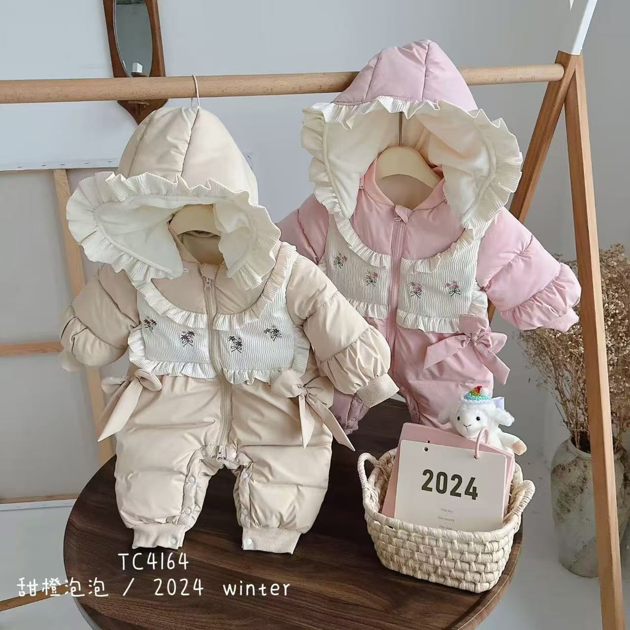 婴儿宝宝连体衣外出服婴幼儿四朵绣花假两件森系白鸭绒羽绒服4164
