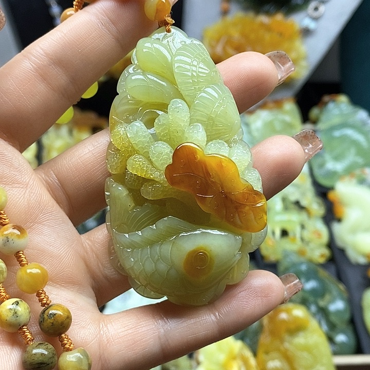 蛇纹石玉挂件未镶嵌