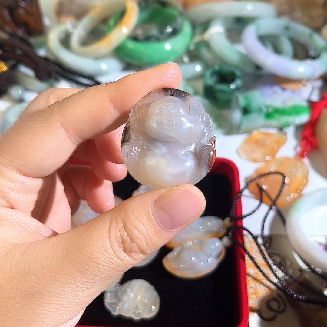 玛瑙/玉髓未镶嵌颈饰佛有纹特价不退