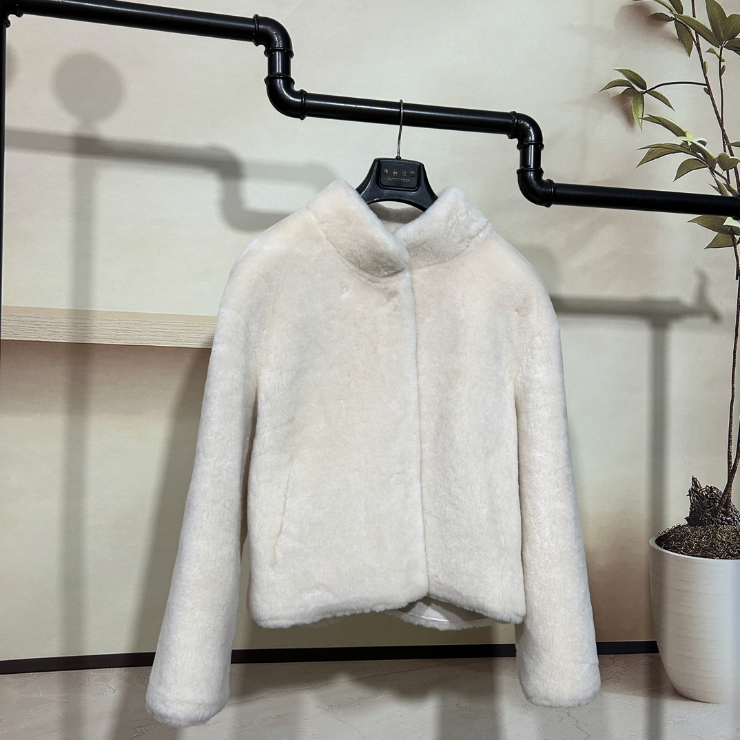 冬季女款美利奴皮毛一体外套。时尚百搭保暖锁温白色休闲气质