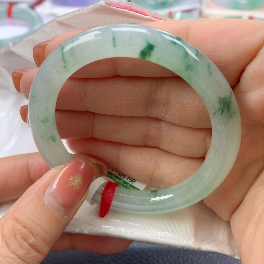 翡翠手镯未镶嵌52圈