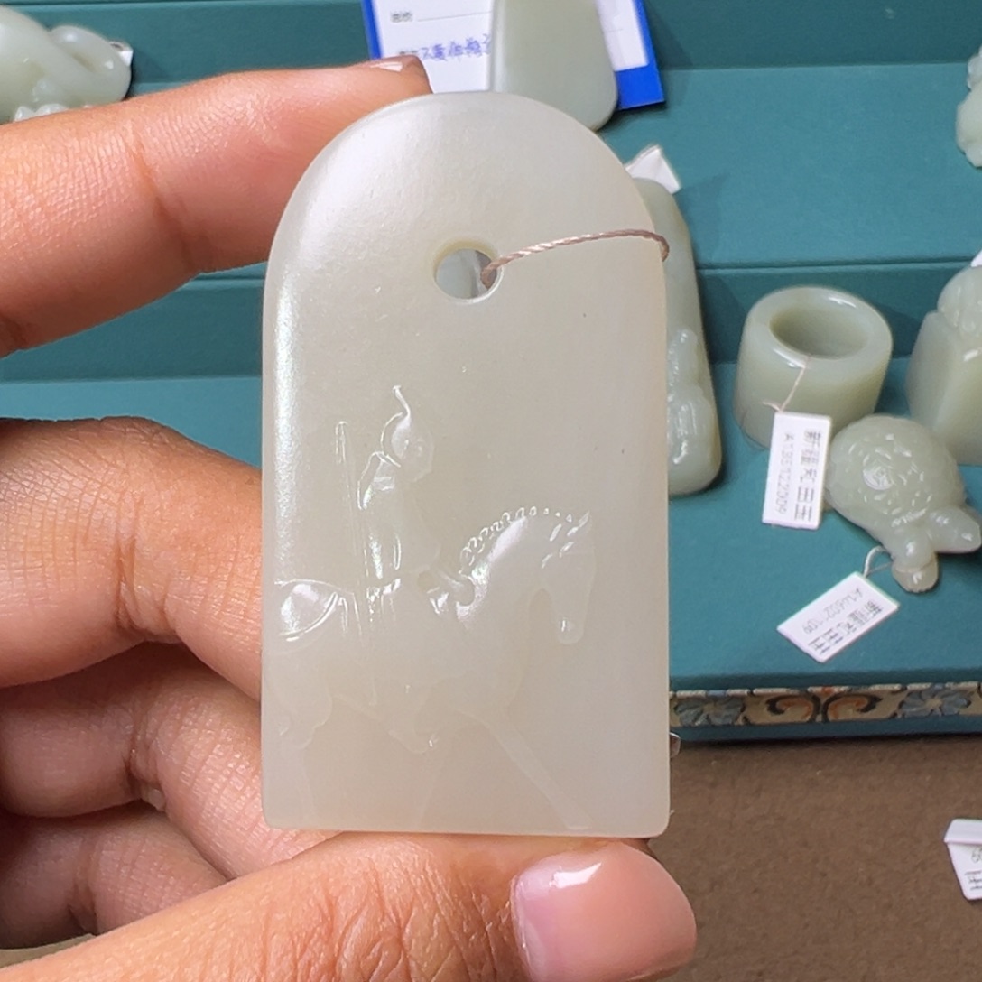 和田玉颈饰未镶嵌半**人