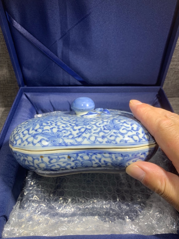 陶瓷当代仿古艺术品有磕冲青花盖盒