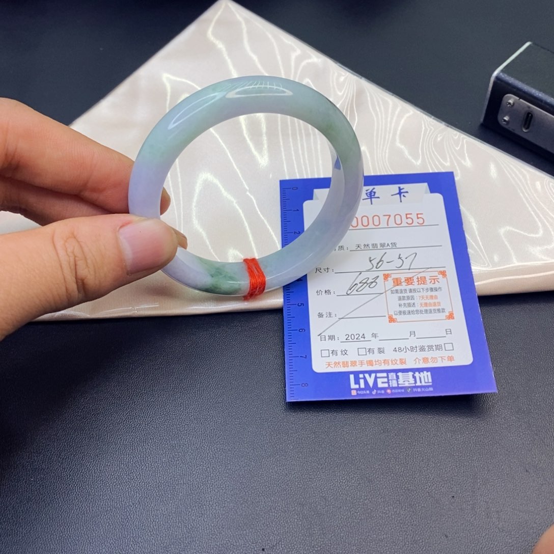 翡翠手镯未镶嵌翡翠